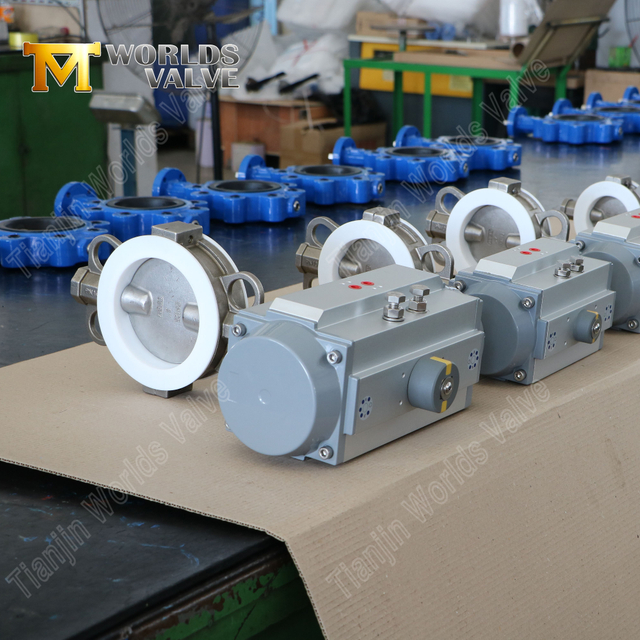 Corps divisé PTFE SS Butfly Valve avec actionnement pneumatique | Efficacité de résistance et d'entretien supérieure à la corrosion